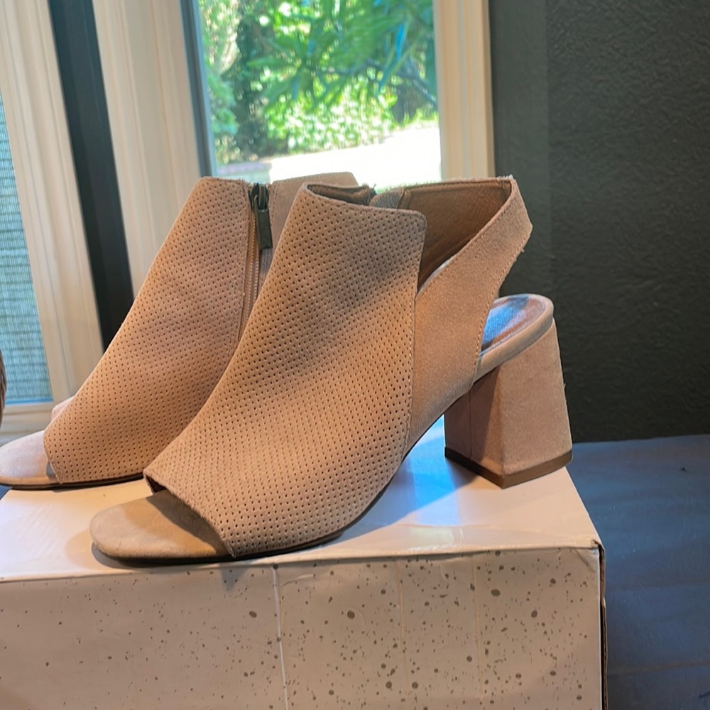 Very comfortable. All day wear. worn about 4 times so in very good condition.